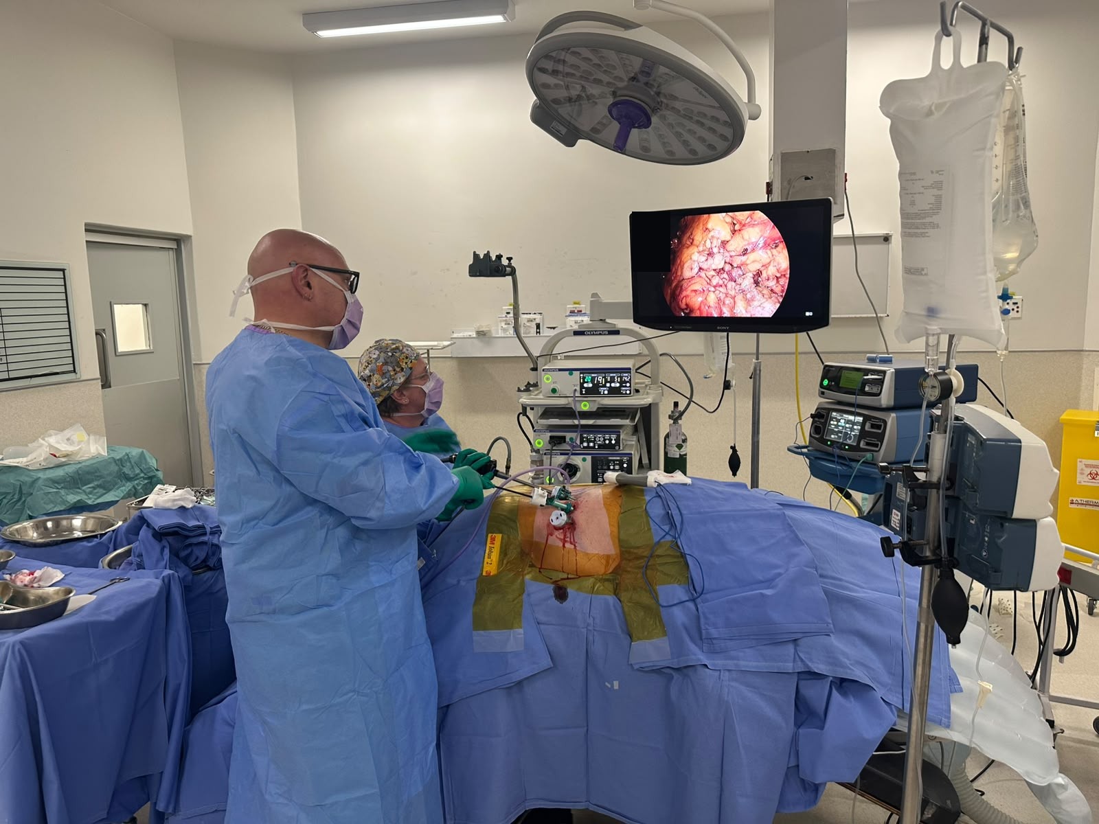 Dr Pieter Marais performing a retroperitoneal laparoscopic adrenalectomy in theatre